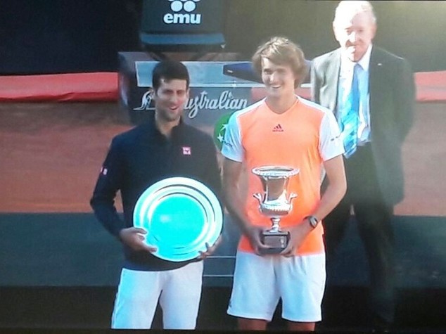 A Roma è nata una stella, Zverev travolge re Djokovic