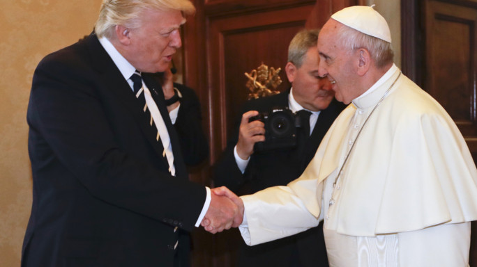 Il Papa dona a Trump un messaggio su non violenza e l'ulivo di pace