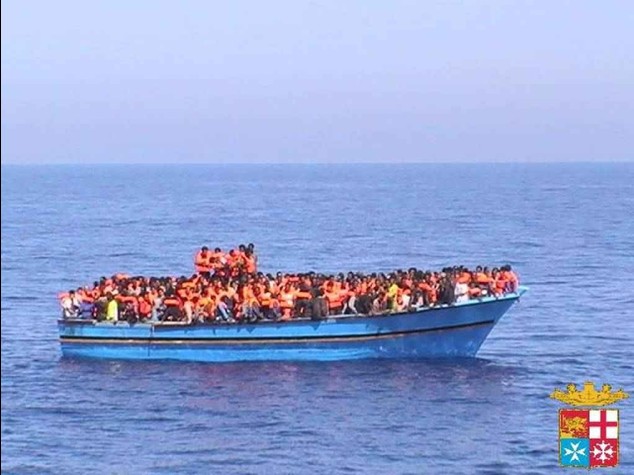 Trenta morti su un barcone E' scontro su 'Mare Nostrum'