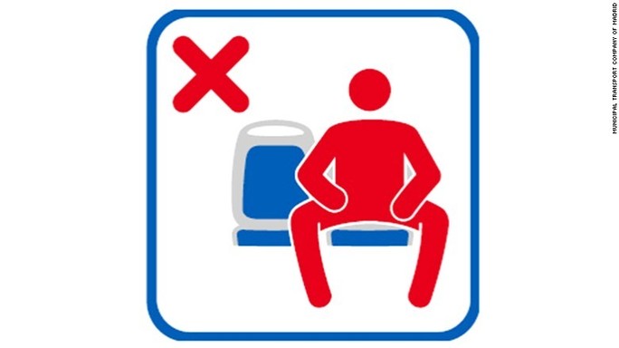 Cos'è il manspreading (sugli autobus) e perché non piace alle donne