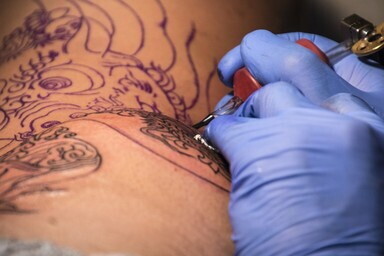 Italiani pazzi per i tatuaggi, in 10 anni raddoppiano le imprese