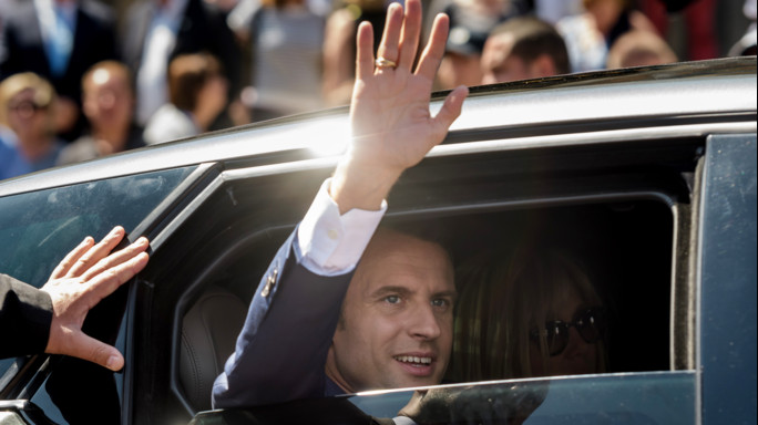 Emmanuel Macron ha la maggioranza assoluta. Ma parte con l'handicap