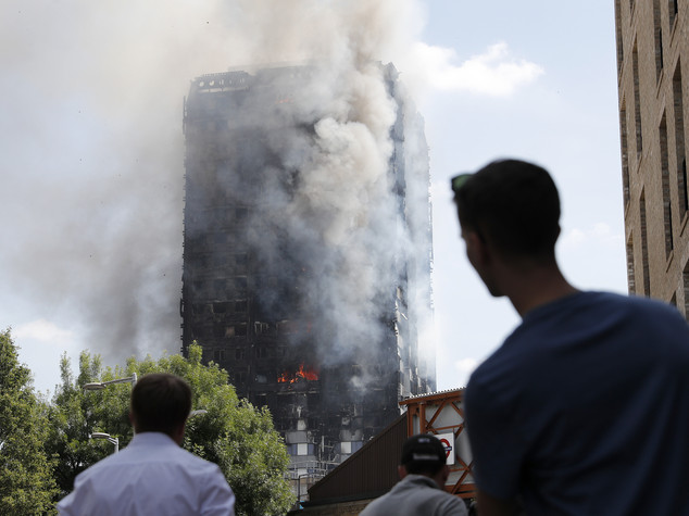 Si fermano i soccorsi alla Grenfell. "Nessuno può essere ancora vivo"