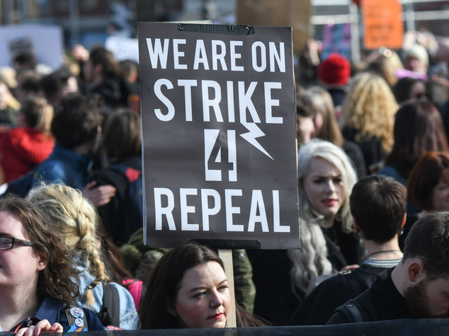 Cosa sta succedendo in Irlanda sul diritto all'aborto (in breve)