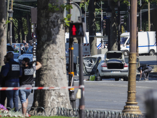 Attacco contro una camionetta della polizia a Parigi