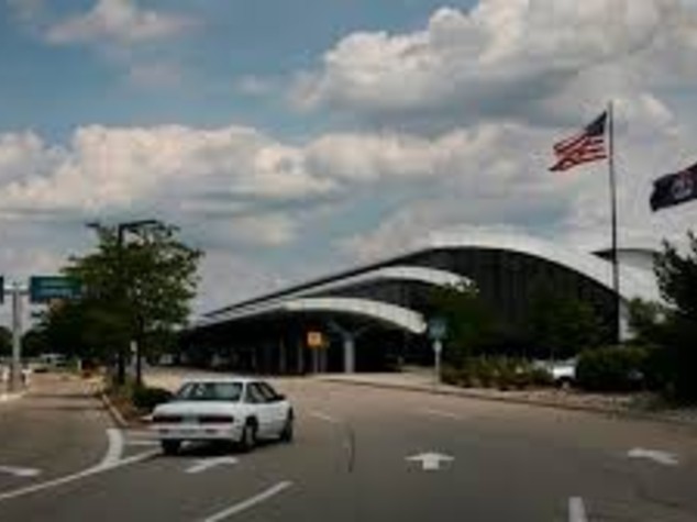 == BREAKING NEWS == Poliziotto accoltellato, evacuato aeroporto nel Michigan