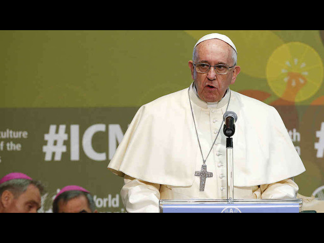 Il Papa alle parrocchie: "Scandaloso far pagare i sacramenti"