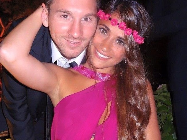 Chi E Antonella Roccuzzo La Piccoletta Che Ha Conquistato La Pulce La jeune femme est connue pour être la femme de lionel messi, le célèbre joueur de football, plusieurs fois ballon d'or. chi e antonella roccuzzo la piccoletta