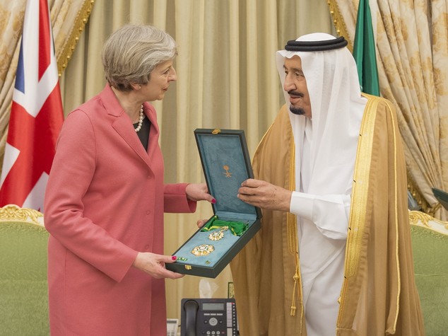 Non c'è pace per Theresa, spunta anche un dossier segreto su Riad
