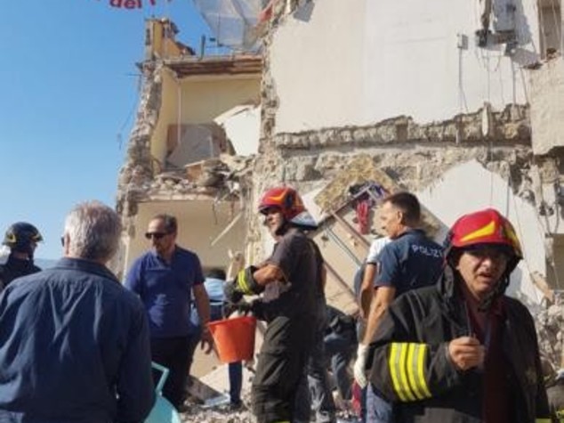Torre Annunziata: i cani alla ricerca di sopravvissuti tra le macerie