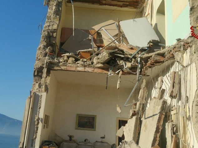 Diario di bordo. Si scava tra le macerie di Torre Annunziata; si litiga all'interno del Pd