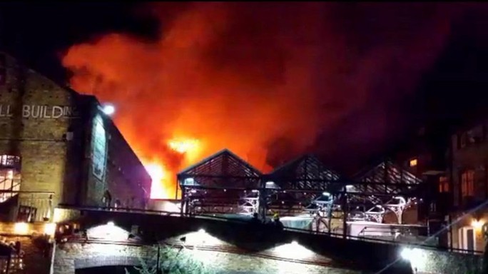 Incendio A Londra Fuoco Devasta Camden Lock Market