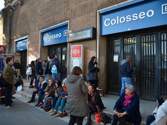 Donna incastrata nelle porte del metrò a Roma. Ecco come è andata