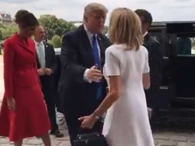 Trump a Brigitte Macron: "Sei in gran forma". Bufera sui social