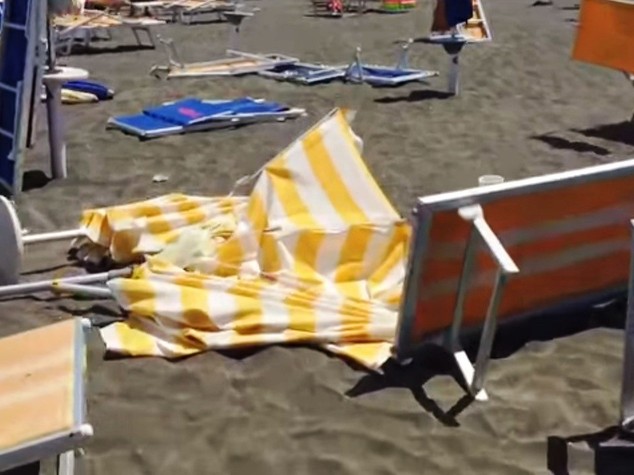 Tromba d'aria a Ostia, volano gli ombrelloni: 10 feriti