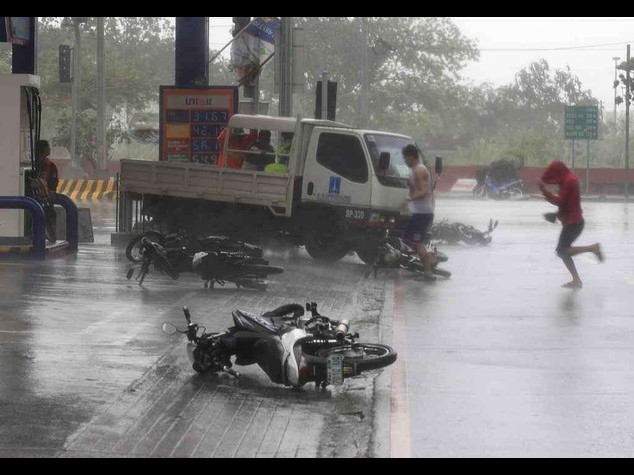 Typhoon Rammasun pounds Manila leaving 11 dead
