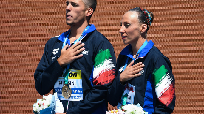 Storico oro azzurro nel nuoto sincronizzato con un esercizio dedicato ai migranti