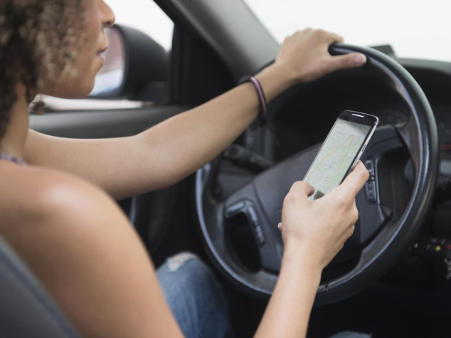 Patente sospesa per chi usa lo smartphone alla guida. Da subito