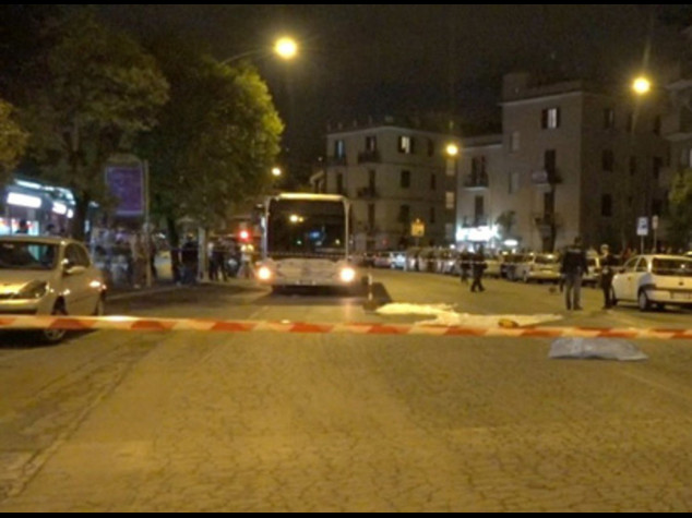 Roma, con l'auto su fermata bus Arrestata 17enne rom, "omicidio"