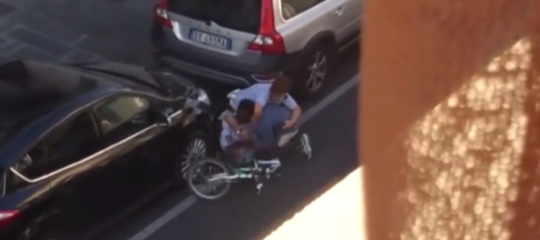 Le immagini del migrante che cerca di sparare in testa al vigile a Firenze