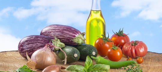 La dieta mediterranea fa bene solo a persone istruite e ricche. Uno studio
