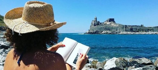 Quest'anno fa più figo condividere un libro che i vostri piedi in acqua
