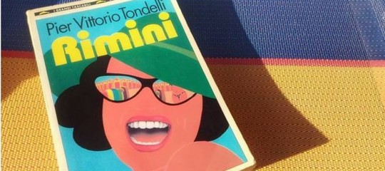Quest'anno fa più figo condividere un libro che i vostri piedi in acqua