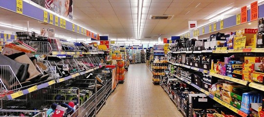 Perché le famiglie italiane tengono i soldi in banca e non li spendono