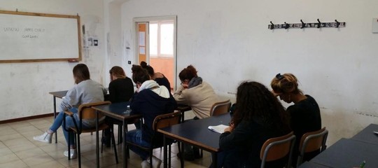 Perché l'abbandono scolastico tra i figli degli immigrati è così elevato?
