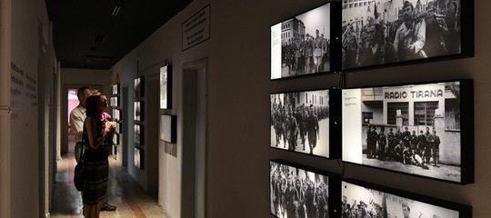 Microfoni e mantelli neri: così l'Albania di Hoxha spiava i dissidenti