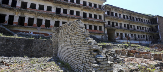 Microfoni e mantelli neri: così l'Albania di Hoxha spiava i dissidenti