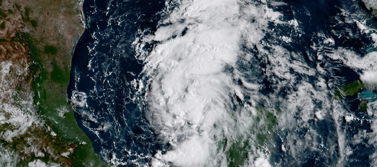 Uragano Harvey tocca terra e diventa più potente: ora è di categoria: 4 su massimo 5