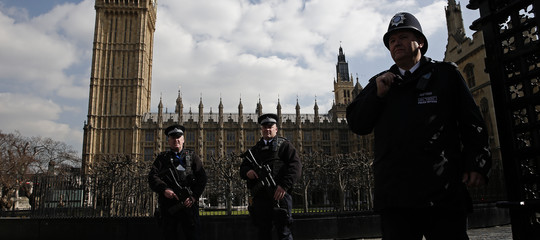 Gb:aggressore Londra con spada lunga 1 metro gridava Allah akbar