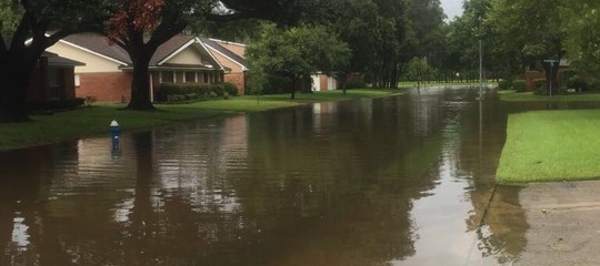 "Così vivo barricata in casa con l'acqua che sale, aspettando che Harvey passi"