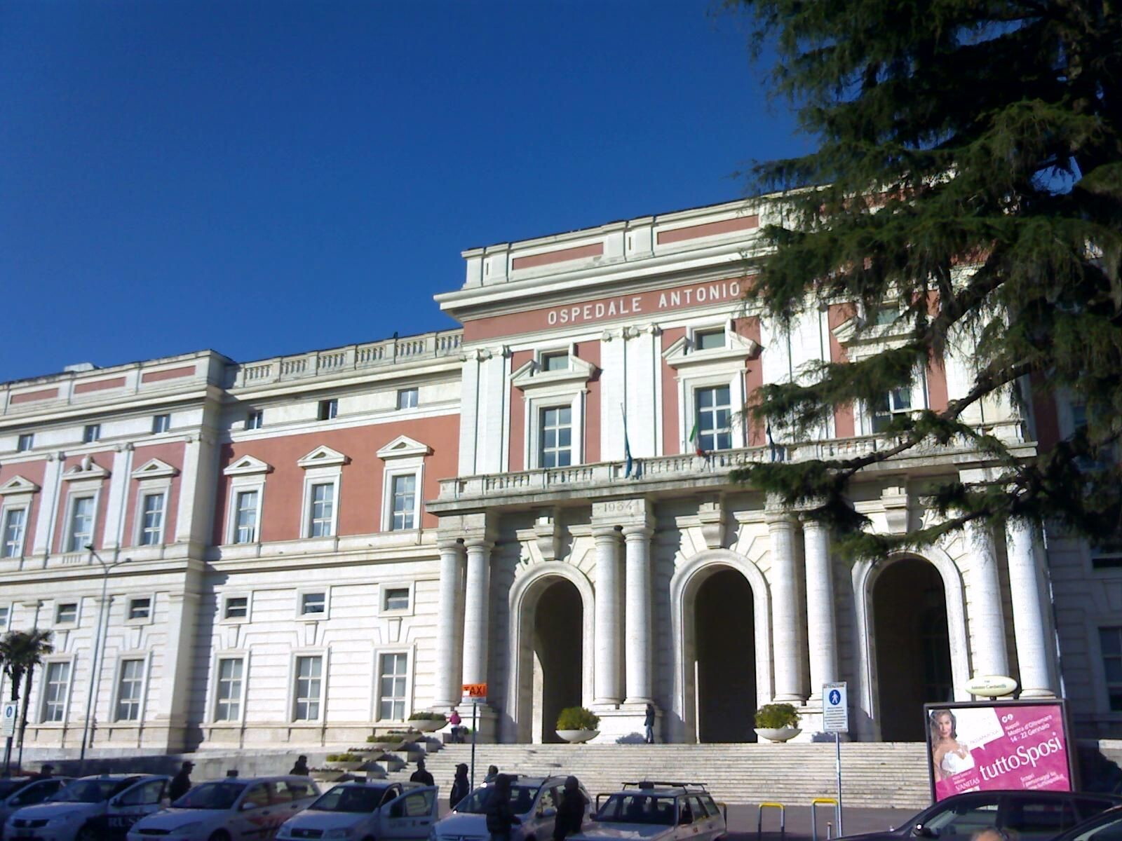 Ragazza violentata in strada a Napoli, 29enne bloccato dai passanti