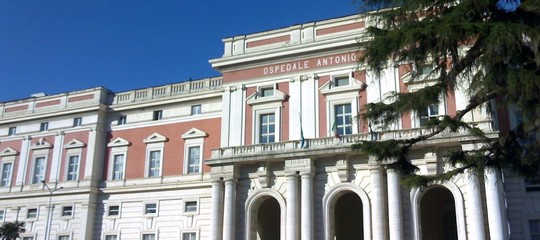 Al Cardarelli, un cadavere vicino al bagno. Ci sono due versioni dei fatti