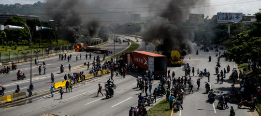 Venezuela allo stremo, si cucina su fuochi di legna, salari arrivati a 5 dollari al mese 