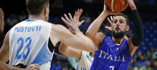 Lo show di Belinelli in quattro quarti. Battuta anche l'Ucraina