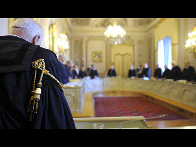 Mattarella al Parlamento: "eleggere con urgenza giudici Consulta"