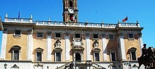 Bavaglio all'informazione, il testo del regolamento dà ragione alla Raggi