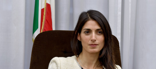Bavaglio all'informazione, il testo del regolamento dà ragione alla Raggi