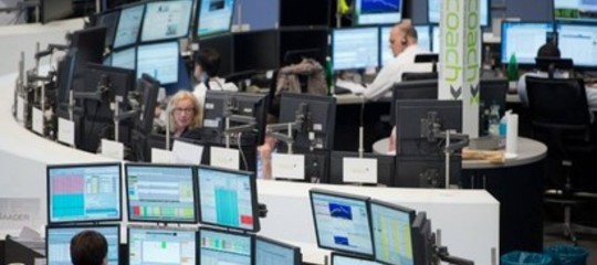Borse europee: aprono in calo, pesa 'super euro' che vola verso 1,21 dollari