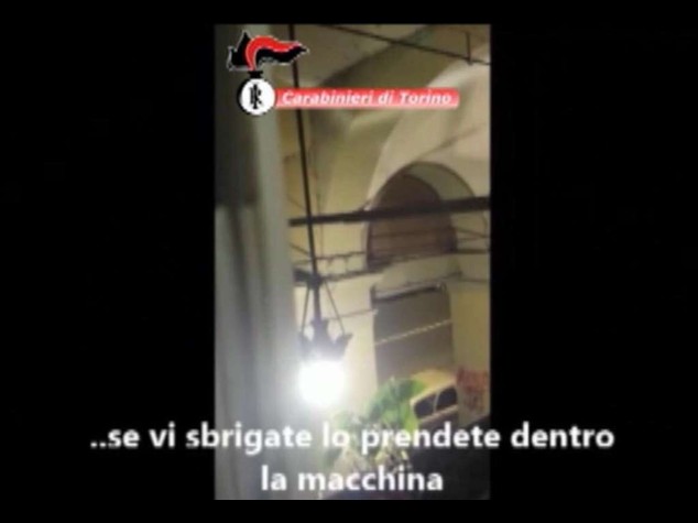 "Se vi sbrigate lo prendete", l'arresto in diretta di un ladro a Torino - Video