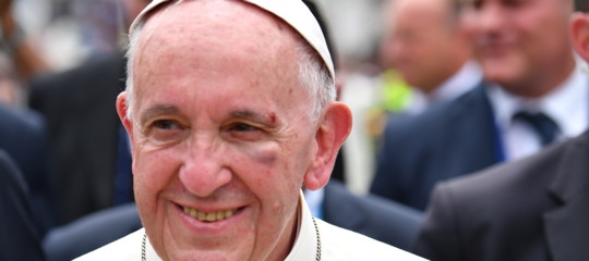 Colombia, Papa Francesco medicato al viso in casa di accoglienza per senza tetto