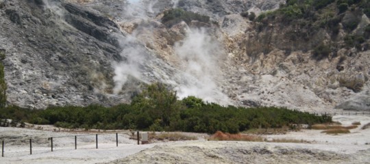 Si apre crepaccio alla Solfatara di Pozzuoli, morta famiglia di tre persone