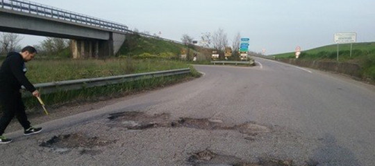 Come Raggi intende risolvere il problema delle buche a Roma