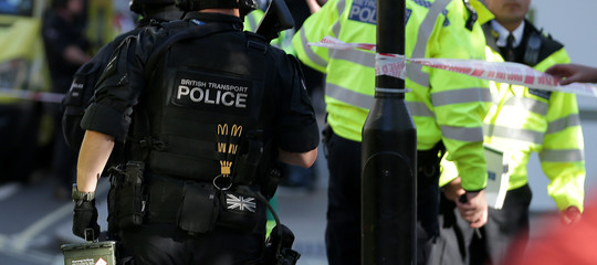 Esplosione nella metro di Londra: media, 20 feriti; caccia a un uomo con un coltello. Forse c'è seconda bomba