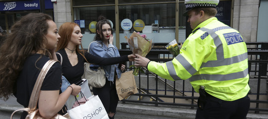 Metro Londra: May, massimo livello allerta; militari e polizia armata nelle strade