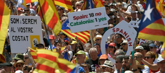 Catalogna: Guardia Civil assediata da folla in ministero a Barcellona