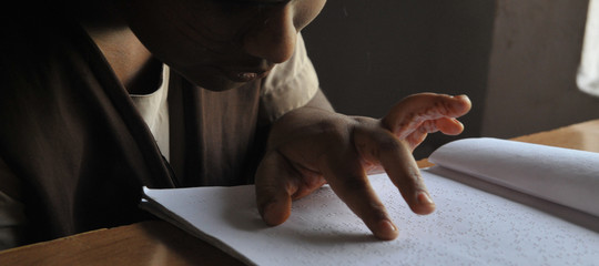 Un'alunna non vedente a Vibo Valentia da 10 anni non ha né docenti né libri. La denuncia